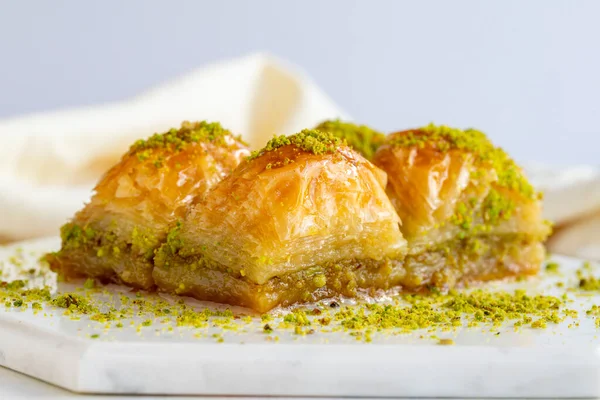 Pistazienbaklava Auf Weißem Holzgrund Baklava Auf Einem Marmorboden Nahaufnahme — Stockfoto