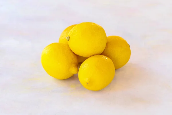 Limón Sobre Fondo Madera Blanca —  Fotos de Stock