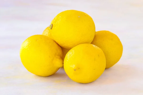 Limón Sobre Fondo Madera Blanca —  Fotos de Stock