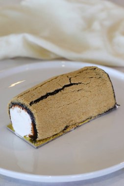 Tahta arka planda kremayla dolu yuvarlak pasta