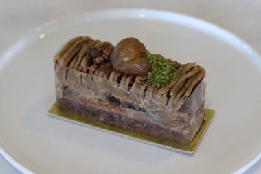 Tahta arka planda kestane keki