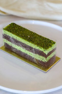 Ahşap arka planda fıstıklı kek.