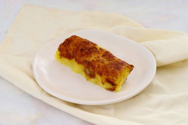 Beyaz ahşap arka planda peynirli tatlı. Yerel adı peynir tatlisi