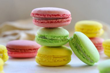 çok renkli badem kurabiyeleri. Kırmızı, yeşil, sarı badem kurabiyesi. Makarnayı yakından çek.