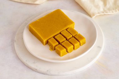 Badem helvası. Ahşap arka planda bir Halva. Kahvaltı için Türk halvası. Yerel adı Badem Helvasi