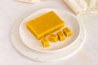 Badem helvası. Ahşap arka planda bir Halva. Kahvaltı için Türk halvası. Yerel adı Badem Helvasi