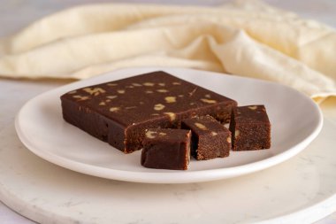 Ceviz halkası. Ahşap arka planda bir Halva. Türk kahvaltısı için Türk yemeği. Yerel adı cevizli helva