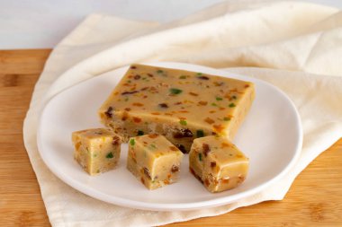 Meyve helvası. Ahşap arka planda bir Halva. Türk kahvaltısı için Türk yemeği. Yerel adı meyveli yaz helvasi