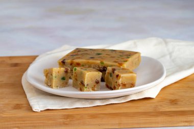 Meyve helvası. Ahşap arka planda bir Halva. Türk kahvaltısı için Türk yemeği. Yerel adı meyveli yaz helvasi