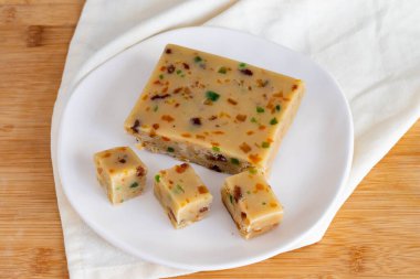 Meyve helvası. Ahşap arka planda bir Halva. Türk kahvaltısı için Türk yemeği. Yerel adı meyveli yaz helvasi