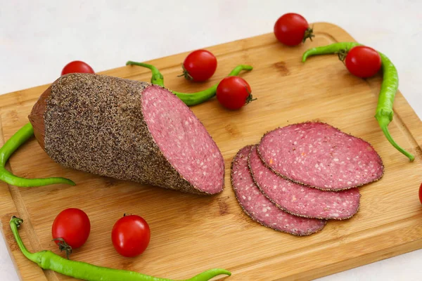 Italiaanse Salami Houten Ondergrond Rundersalami — Stockfoto