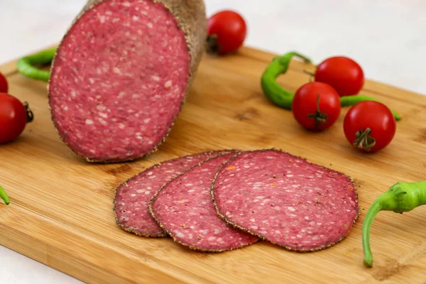 Italiaanse Salami Houten Ondergrond Rundersalami — Stockfoto