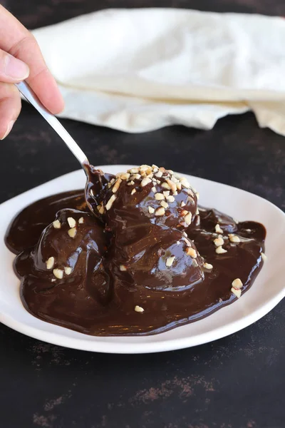 Sobremesa Profiteroles Chocolate Fundo Madeira Escura — Fotografia de Stock