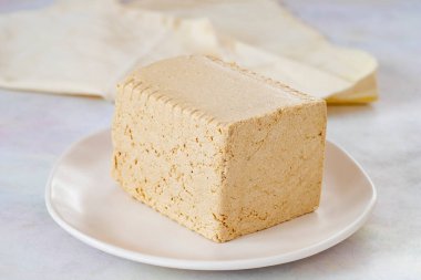 Tahini ahşap arka planda. Yerel adı tahinli helva