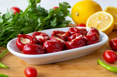 Tahta arka planda kiraz dolgulu peynir. Yerel adı peynir dolgulu kiraz biberi 