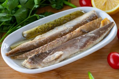 Ahşap arka planda yakın plan fileto. Deniz ürünleri tabakları. yerel adı isli uskumru