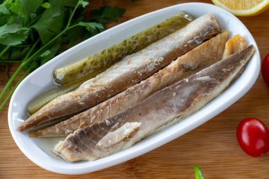 Ahşap arka planda yakın plan fileto. Deniz ürünleri tabakları. yerel adı isli uskumru