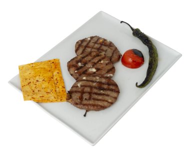 Beyaz arka planda ızgara çedar peynirli köfteler.