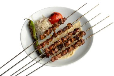 Beyaz arka planda izole edilmiş kuzu ciğeri şişleri.