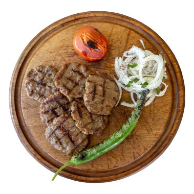 Türk köfteleri beyaz zemin üzerinde izole edilmiş