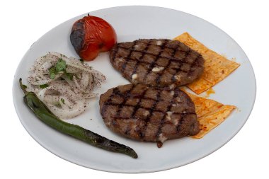 Beyaz arka planda ızgara çedar peynirli köfteler.