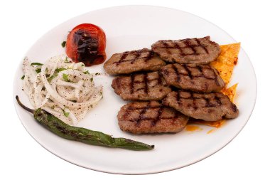 Türk köfteleri beyaz zemin üzerinde izole edilmiş