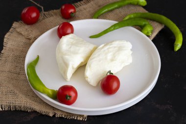 Koyu arkaplanda keçi peyniri.