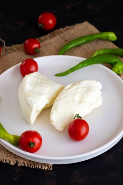 Koyu arkaplanda keçi peyniri.