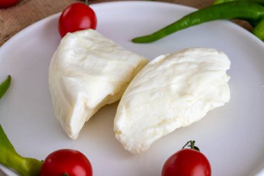 Koyu arkaplanda keçi peyniri.