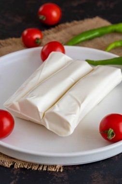 sicim peyniri koyu arkaplanda