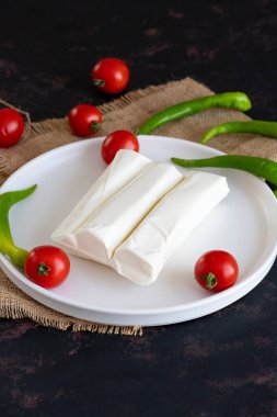 sicim peyniri koyu arkaplanda