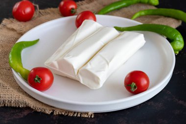 sicim peyniri koyu arkaplanda