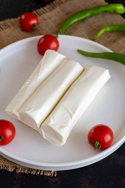 sicim peyniri koyu arkaplanda