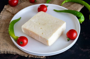 Siyah arka planda yumuşak feta peyniri