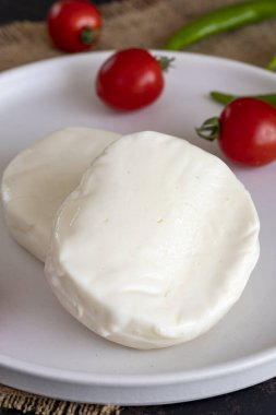 Koyu arkaplanda Kunefe peyniri.