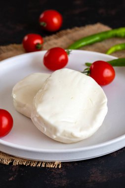 Koyu arkaplanda Kunefe peyniri.