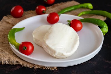 Koyu arkaplanda Kunefe peyniri.