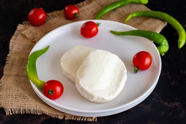 Koyu arkaplanda Kunefe peyniri.