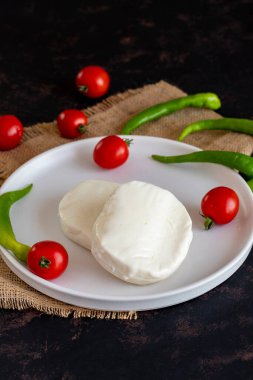 Koyu arkaplanda Kunefe peyniri.