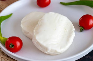 Koyu arkaplanda Kunefe peyniri.