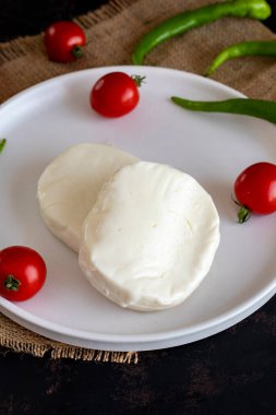 Koyu arkaplanda Kunefe peyniri.