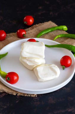Siyah arka planda yağlı peynir. Yerel adı Lavas peyniri