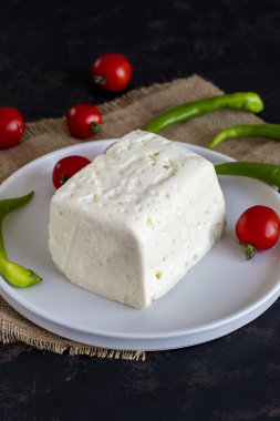 Koyu arkaplanda Feta peyniri