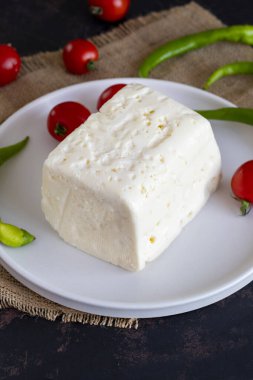 Koyu arkaplanda Feta peyniri