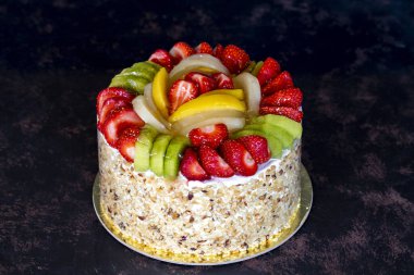 Koyu arkaplanda meyveli kek