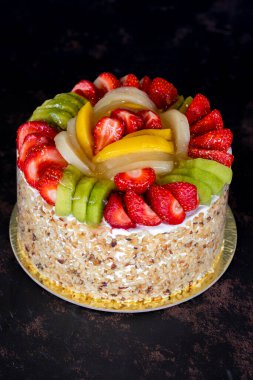 Koyu arkaplanda meyveli kek