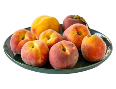 Beyaz arkaplanda şeftali izole