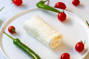 Beyaz bir tabakta pıhtılaşmış krema. Türk kahvaltısı / Kaymak