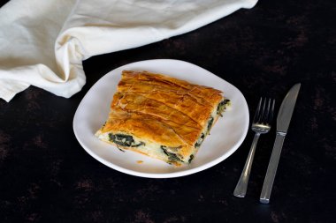 Koyu arkaplanda Türk Ispanaklı Turtası.