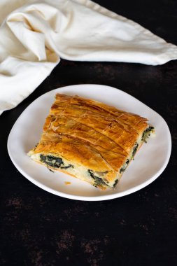 Koyu arkaplanda Türk Ispanaklı Turtası.